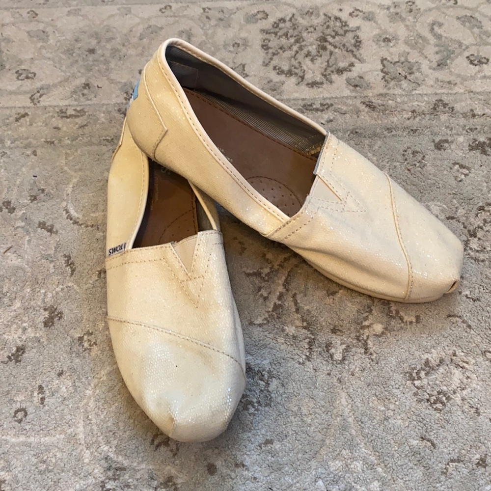 9.5 Slip On TOMS- shimmer off white